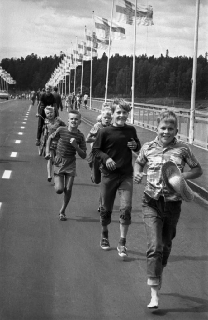 Pojat juoksemassa vasta käyttöön vihityllä Vuosaaren sillalla heinäkuussa 1966. Kuva: Yrjö Lintunen / Kansan Arkisto