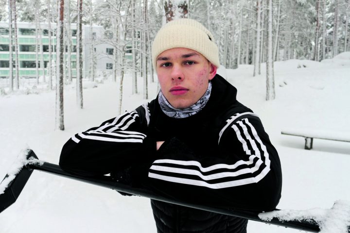 HJK:ssa pelaava Casper Terho kannustaa kaikkia junioreita harrastamaan monipuolisesti eri lajeja mahdollisimman pitkään, jos se on vain mukavaa ja mahdollista. – Jääkiekossa sain muun muassa kehitettyä peliälyä ja pienen tilan nopeaa ratkaisukykyä. Valmentaja Juha Lindin monipuoliset harjoitteet loivat hyvän pohjan fysiikan kehittämiseen myös jalkapallon puolella, kuvassa Heteniityn urheilukentän kuntoilupaikalla treenaava Terho sanoo. Kuva: Antti Honkanen