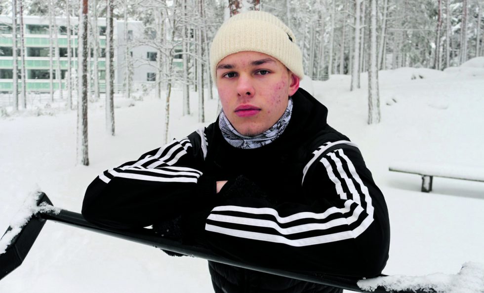 HJK:ssa pelaava Casper Terho kannustaa kaikkia junioreita harrastamaan monipuolisesti eri lajeja mahdollisimman pitkään, jos se on vain mukavaa ja mahdollista. – Jääkiekossa sain muun muassa kehitettyä peliälyä ja pienen tilan nopeaa ratkaisukykyä. Valmentaja Juha Lindin monipuoliset harjoitteet loivat hyvän pohjan fysiikan kehittämiseen myös jalkapallon puolella, kuvassa Heteniityn urheilukentän kuntoilupaikalla treenaava Terho sanoo. Kuva: Antti Honkanen