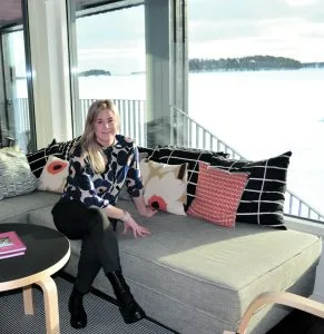 Hotel Rantapuiston operatiivinen päällikkö Tiina Ruuska hotellin viihtyisässä rantasaunassa, josta pääsee pulahtamaan suoraan mereen. Sauna on myös muidenkin kuin hotellivieraiden vuokrattavissa.