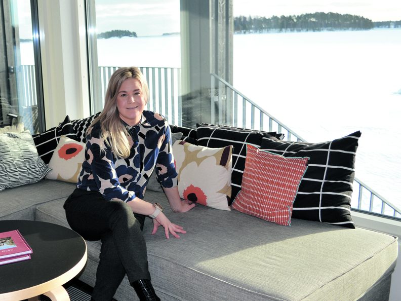 Hotel Rantapuiston operatiivinen päällikkö Tiina Ruuska hotellin viihtyisässä rantasaunassa, josta pääsee pulahtamaan suoraan mereen. Sauna on myös muidenkin kuin hotellivieraiden vuokrattavissa.