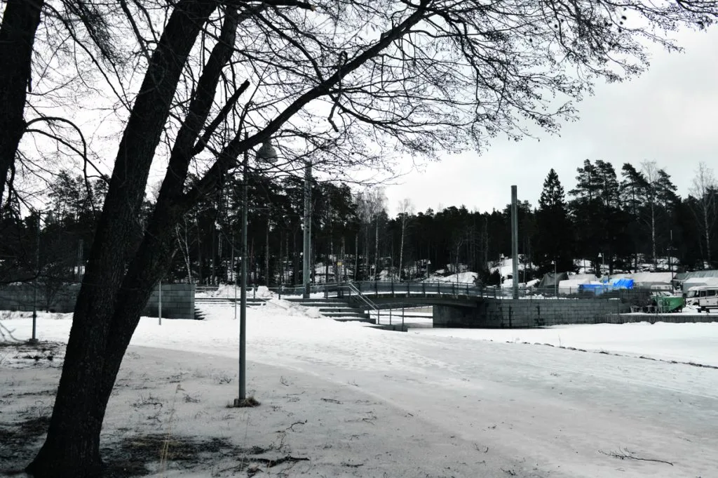 Nyt paikalla näyttää tältä. Kampela oli suunnilleen sillan päässä olevien portaiden vasemmassa reunassa. Nykyisin kahvila on mereltä päin sillan oikealla puolella.