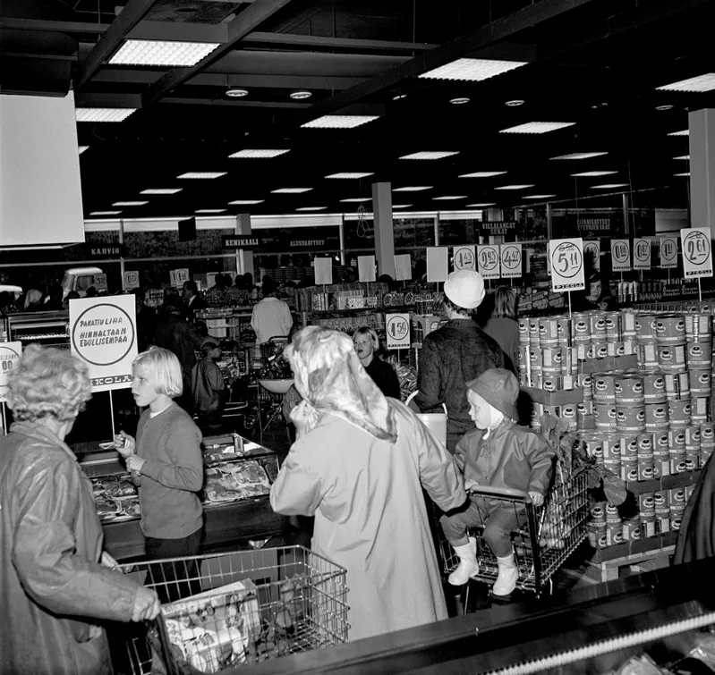 Pohjoisen ostarin Pikolan avajaistarjousten äärellä. Kuva: Yrjö Lintunen / Kansan Arkisto