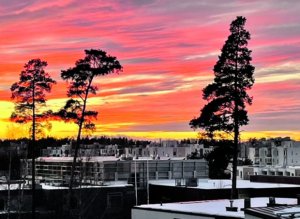 Upea auringonlasku 6.3. parvekkeelta zoomattuna. Kuva: Katri Lehtonen