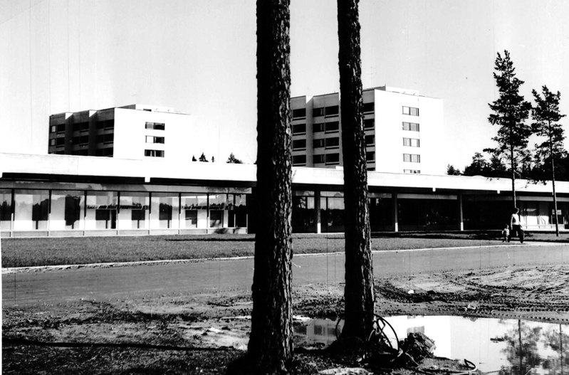 Vuosaaren Eteläinen ostoskeskus sijaitsi osoitteessa Vuosaarentie 8. Sen suunnitteli Arkkitehtitoimisto Revell-Castren ja se valmistui vuonna 1967. Ostari purettiin vuonna 2003. Kuva: Vuosaari-lehti
