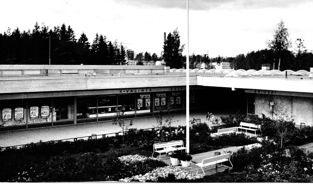 1960- ja 70-luvut olivat suomalaisten ostoskeskusten kulta-aikaa. Vuosaarestakin löytyi kolme ostaria, joista kaksi on jo purettu. Kuva Vuosaaren Eteläiseltä ostoskeskukselta (Vuosaarentie 8), joka rakennettiin vuonna 1967 ja purettiin vuonna 2003.