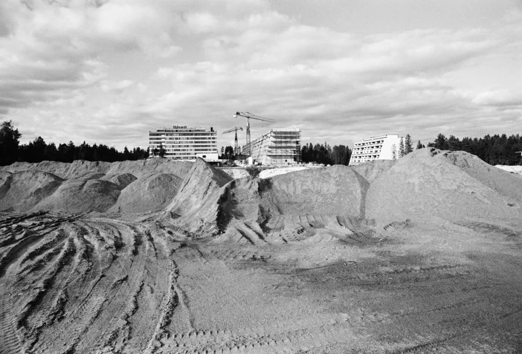 Tiili- ja rakennuselementtitehdas Sasekan omistamaa aluetta rakennetaan. Taustalla näkyy Ulappasaarentien rakenteilla olevia taloja.                      Kuva: Eeva Rista / Helsingin kaupunginmuseo