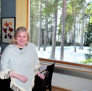 Sofian uusi johtaja Leena Hoppania kulttuurikeskuksen ravintolassa, jonka ikkunoista avautuu upea maisema metsään ja merelle.