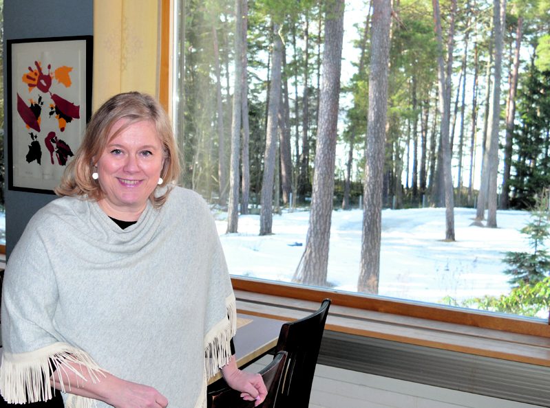 Sofian uusi johtaja Leena Hoppania kulttuurikeskuksen ravintolassa, jonka ikkunoista avautuu upea maisema metsään ja merelle.