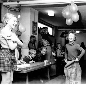 Kuvan lastentapahtuma myös 1960-luvulta, ilmeisesti Isonvillasaarentien Kololta tämäkin. Mikäli muistat tapahtuman, tunnistat itsesi tai kaverisi kuvasta, niin laita sähköpostia sähköpostiosoitteeseen vuosaarilehti@vuosaarilehti.fi Kerromme saadut tiedot nettilehdessämme vuosaarilehti.fi