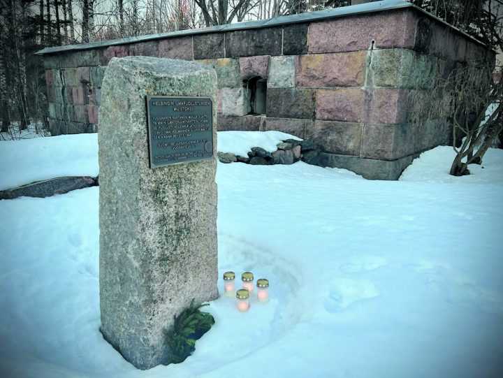 Kynttilät syttyvät joka vuosi 26.2. Vuosaaren kartanolla jatkosodan muistomerkillä, joka toteutettiin Vuosaari-Seuran johdolla Suomi 100 -juhlavuonna vuonna 2017. Kuva: Satu Toivonen