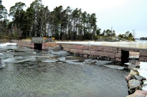Kuvassa Hallkullanniemestä Nuottasaareen johtava kivisilta. Kaavaratkaisulla pääosa alueesta saadaan virkistysalueiden ylläpidon piiriin ja kaupunkilaisten käyttöön. Vuosaaren virkistyskäytössä olevien merenranta-alueiden koko kasvaa 5 hehtaaria.