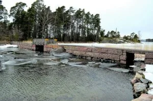 Kuvassa Hallkullanniemestä Nuottasaareen johtava kivisilta. Kaavaratkaisulla pääosa alueesta saadaan virkistysalueiden ylläpidon piiriin ja kaupunkilaisten käyttöön. Vuosaaren virkistyskäytössä olevien merenranta-alueiden koko kasvaa 5 hehtaaria.