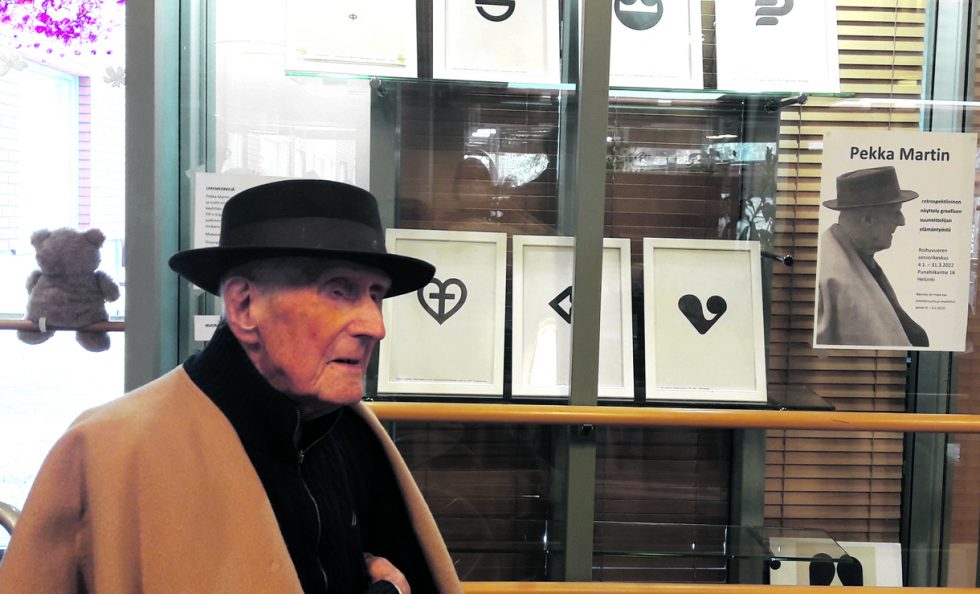 Graafinen suunnittelija Pekka Martin asui vuodet 1965–2020 Vuosaaressa. Nyt hän asuu Roihuvuoressa. Kuva: Tiina Martin-Lundström