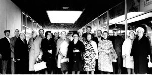 Tyylikkäästi pukeutuneet eläkeläiset Pohjoiselle ostoskeskukselle kokoontuneina 1960-70-lukujen taitteessa. Kuva: Vuosaari-lehti