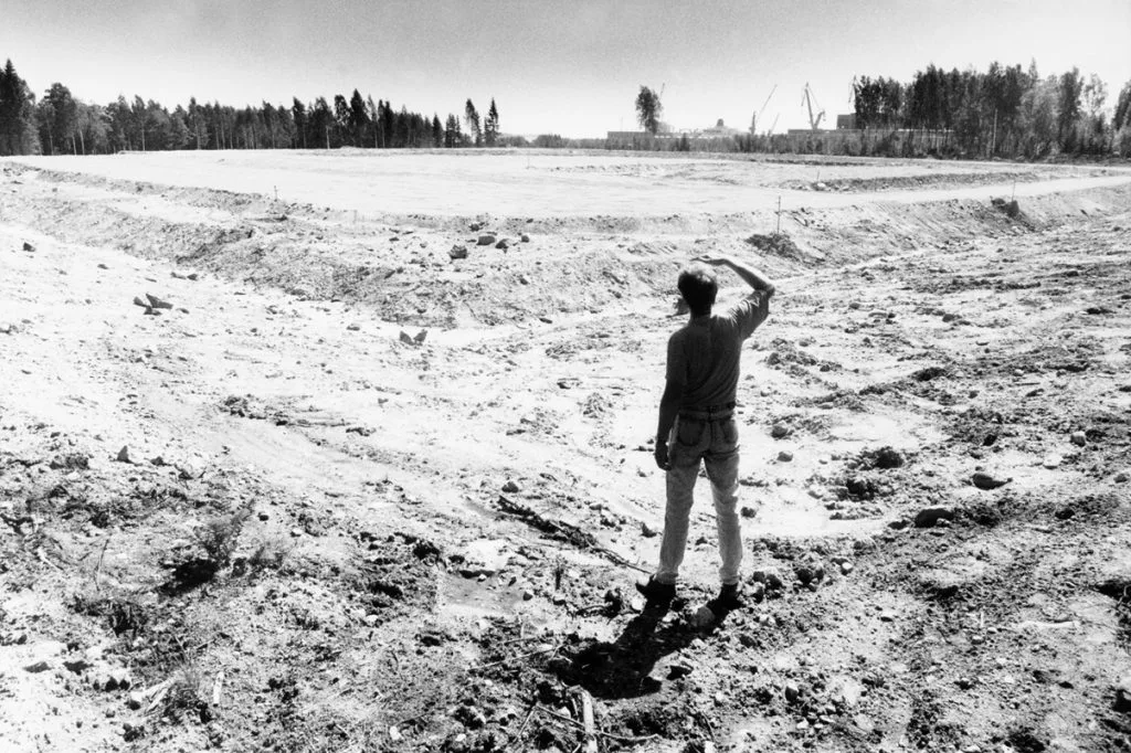 Maakaasuvoimalan rakentamiselle alkaa kaikki olla valmista Vuosaaressa. Tuleeko viereen hiilivoimala, selvinnee vielä tämän vuoden aikana? Takana Niinilahti ja Vuosaaren telakka” Uutinen Kansan Uutisissa 12.7.1988.          Kuva: Pekka Pajuvirta / Kansan Arkisto