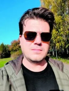 – Videokuvaajille minulla on yksi vinkki: kuvatkaa kamera poikittain ei pystyttäin. Tuskin kukaan haluaa katsoa televisiotakaan pystyyn käännetyltä ruudulta, Jani Toivokoski naurahtaa.