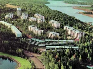 Postikortti Kangaslammen, Purje- ja Merikorttitien alueesta 1960-luvulta. Ruohokentät reunustavat Kangaslampea ja Kallvikintie on vielä päällystämätön. Merikorttikujalla näkyy nyt jo purettu vesitorni ja Vartiokylänlahtea ei oltu ruopattu. Vuosaaren Urheilu- ja askarteluseura myi näitä oheisia postikortteja työnsä tukemiseen.