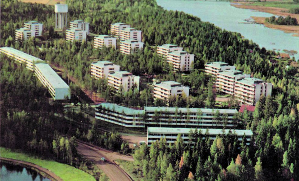 Postikortti Kangaslammen, Purje- ja Merikorttitien alueesta 1960-luvulta. Ruohokentät reunustavat Kangaslampea ja Kallvikintie on vielä päällystämätön. Merikorttikujalla näkyy nyt jo purettu vesitorni ja Vartiokylänlahtea ei oltu ruopattu. Vuosaaren Urheilu- ja askarteluseura myi näitä oheisia postikortteja työnsä tukemiseen.
