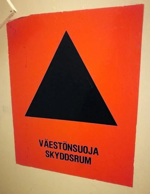 Väestönsuojamerkki.
