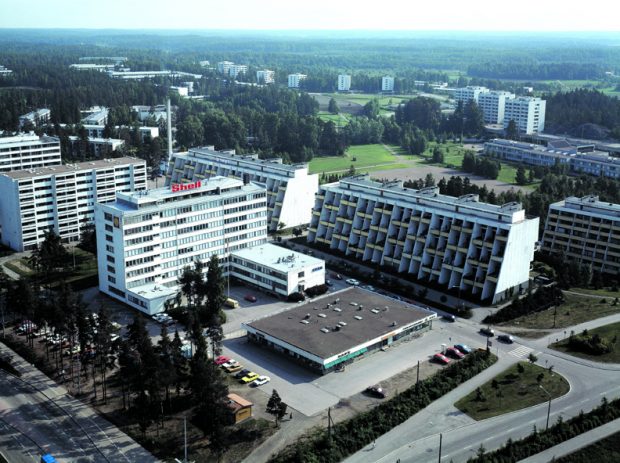 Ns. Raken ostari, eli Vuokeskus, valmistui vuonna 1967. Se purettiin 2004. Ostarilla sijaitsivat esimerkiksi Rake, kirjasto, PYP (myöhemmin SYP), T-kauppa, parturi ja kukkakauppa, myöhemmin myös Alepa. Vieressä oli Shellin pääkonttori, joka muutettiin aikoinaan asuintaloksi. Kuva: Scan-Foto v. 1984, Helsingin kaupunginmuseo