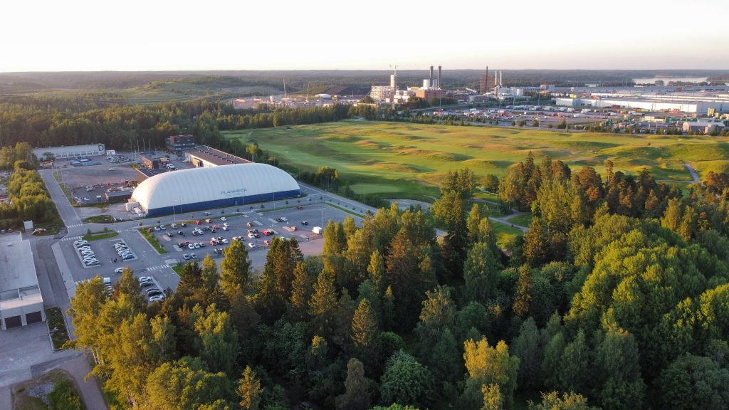 Parkkipaikka näkyy ilmakuvassa valkoisen Vuosaaren golfhallin edustalla. Kuva: Antti Honkanen