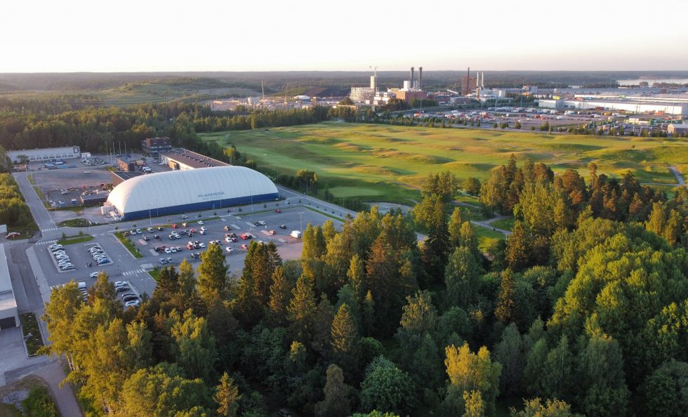 Parkkipaikka näkyy ilmakuvassa valkoisen Vuosaaren golfhallin edustalla. Kuva: Antti Honkanen