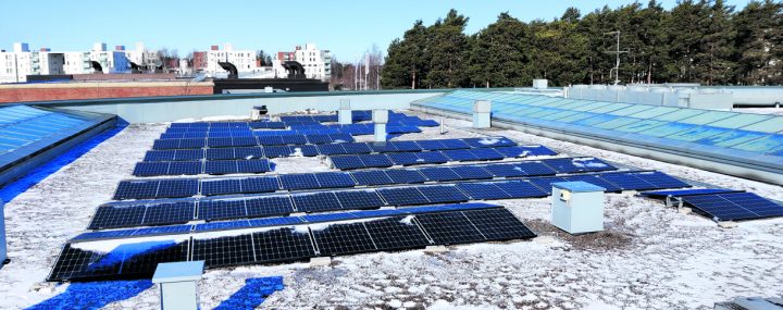 Vuotalon katolle asennettavan aurinkovoimalan teho on 122 kWp. Siitä saatava energia menee lähes kokonaan Vuotalon käyttöön.