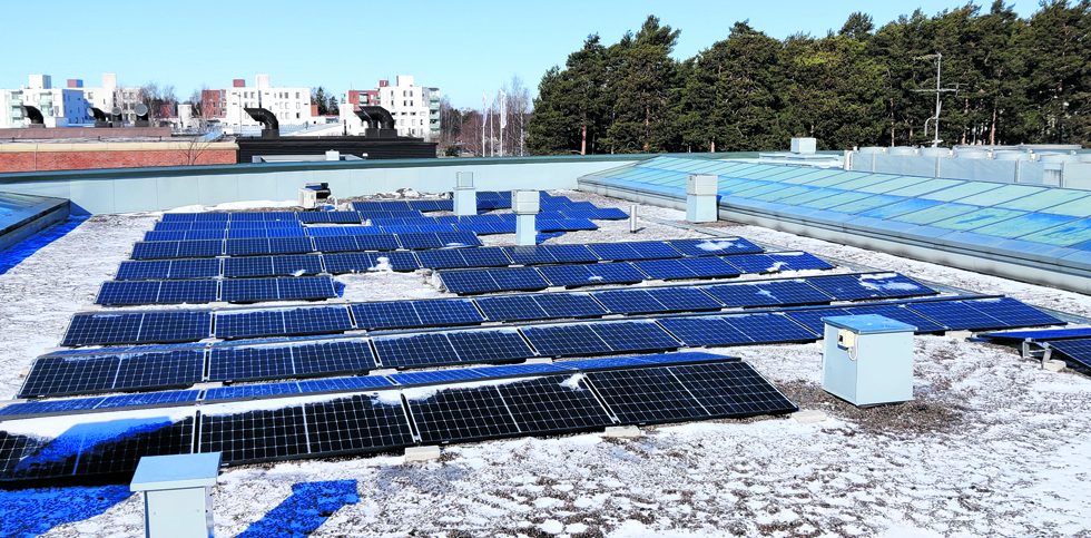 Vuotalon katolle asennettavan aurinkovoimalan teho on 122 kWp. Siitä saatava energia menee lähes kokonaan Vuotalon käyttöön.