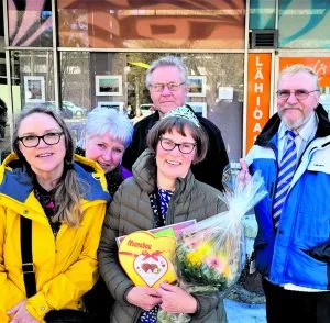 20.4. vietettiin pitkäaikaisen Pohjois-Vuosaaren Stadin asukastalon (entinen lähiöasema) vetäjän, sosiaaliohjaaja Elise Karvosen eläkekahvit. Pohjois-Vuosaaren toimijaverkosto ojensi kukat Eliselle. Kuvassa vasemmalla Elisen esihenkilö Irene Pudassalo-Thurman, Tuija Mod, Kari Mod, Matti Pöhö ja edessä kukitettuna Elise Karvonen.