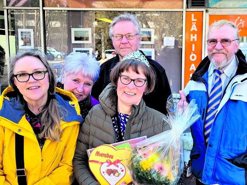 20.4. vietettiin pitkäaikaisen Pohjois-Vuosaaren Stadin asukastalon (entinen lähiöasema) vetäjän, sosiaaliohjaaja Elise Karvosen eläkekahvit. Pohjois-Vuosaaren toimijaverkosto ojensi kukat Eliselle. Kuvassa vasemmalla Elisen esihenkilö Irene Pudassalo-Thurman, Tuija Mod, Kari Mod, Matti Pöhö ja edessä kukitettuna Elise Karvonen.