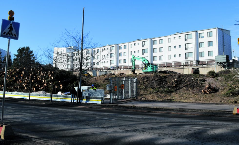 Metsä katosi nopeasti, kun uusien talojen kerrostalojen rakentaminen Merikorttikuja 6:een Kallvikintien varteen alkoi.