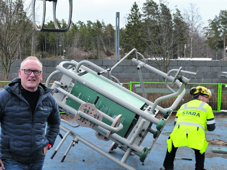Vuosaarelainen liikuntajaoksen jäsen Pekka Löfman oli paikalla seuraamassa uusien kuntoiluvälineiden saapumista ja asennusta Aurinkolahden rannalle maanantaina 25.4.