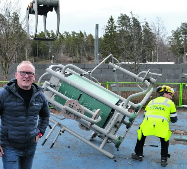 Vuosaarelainen liikuntajaoksen jäsen Pekka Löfman oli paikalla seuraamassa uusien kuntoiluvälineiden saapumista ja asennusta Aurinkolahden rannalle maanantaina 25.4.