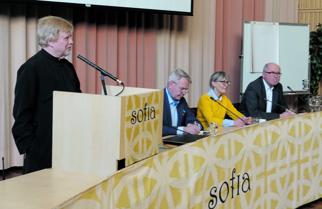 Keskustelun fasilitaattorina toimi isä Ambrosius (kuvassa vasemmalla) ja mukana keskustelemassa olivat ulkoministeri Pekka Haavisto, sosiaalietiikan professori Jaana Hallamaa ja europarlamentaarikko Eero Heinäluoma.