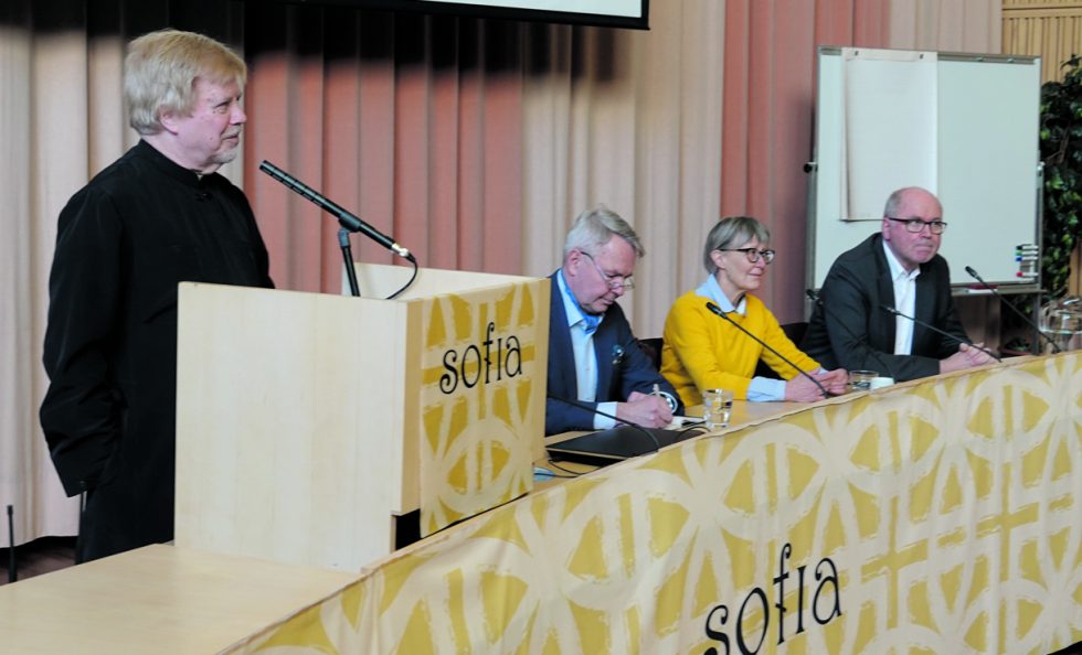 Keskustelun fasilitaattorina toimi isä Ambrosius (kuvassa vasemmalla) ja mukana keskustelemassa olivat ulkoministeri Pekka Haavisto, sosiaalietiikan professori Jaana Hallamaa ja europarlamentaarikko Eero Heinäluoma.