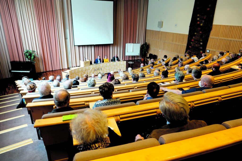 Sofian auditoriossa pidetty seminaari kiinnosti yleisöä.