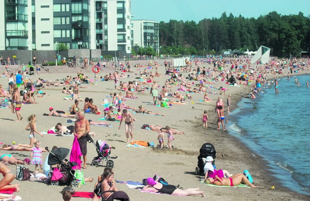 Arkistokuvassa Aurinkolahden uimaranta kesähelteillä.
