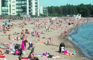 Arkistokuvassa Aurinkolahden uimaranta kesähelteillä.