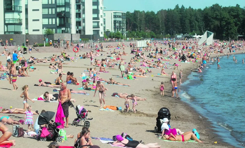 Arkistokuvassa Aurinkolahden uimaranta kesähelteillä.