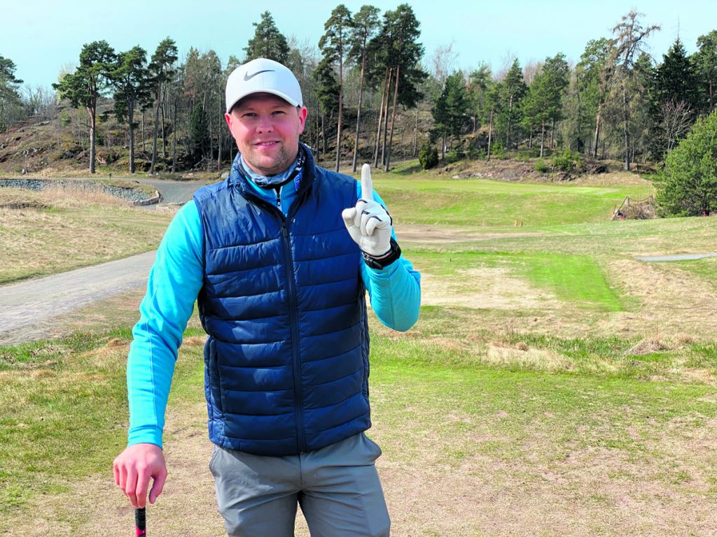 Näyttelijä Dennis Nylund teki Vuosaari Linksin 15. reiällä lyhyen golfuransa ensimmäisen hole-in-onen.