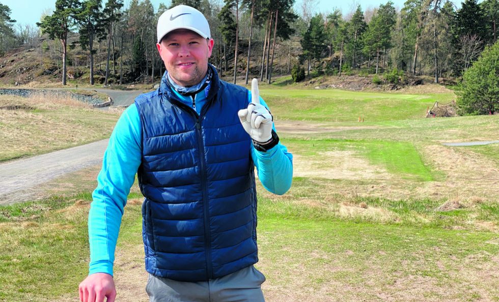 Näyttelijä Dennis Nylund teki Vuosaari Linksin 15. reiällä lyhyen golfuransa ensimmäisen hole-in-onen.