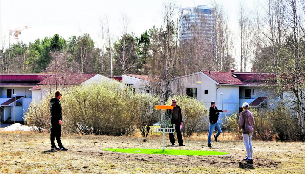 Frisbeegolfia pelataan jo innolla Porslahden kentällä ennen tulevia avajaisia.           Kuva: Matti Koivisto