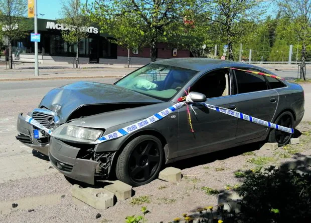 Keskiviikkona 25.5. rytisi pelti Kaivonkatsojantien ja Pohjavedenkadun risteyksessä. Mercedes-Benzin henkilöauto romuttui pahoin törmättyään ainakin tien reunan betonisiin istustuslaatikoihin. Lehden tiedossa ei ole, mikä aiheutti törmäyksen.