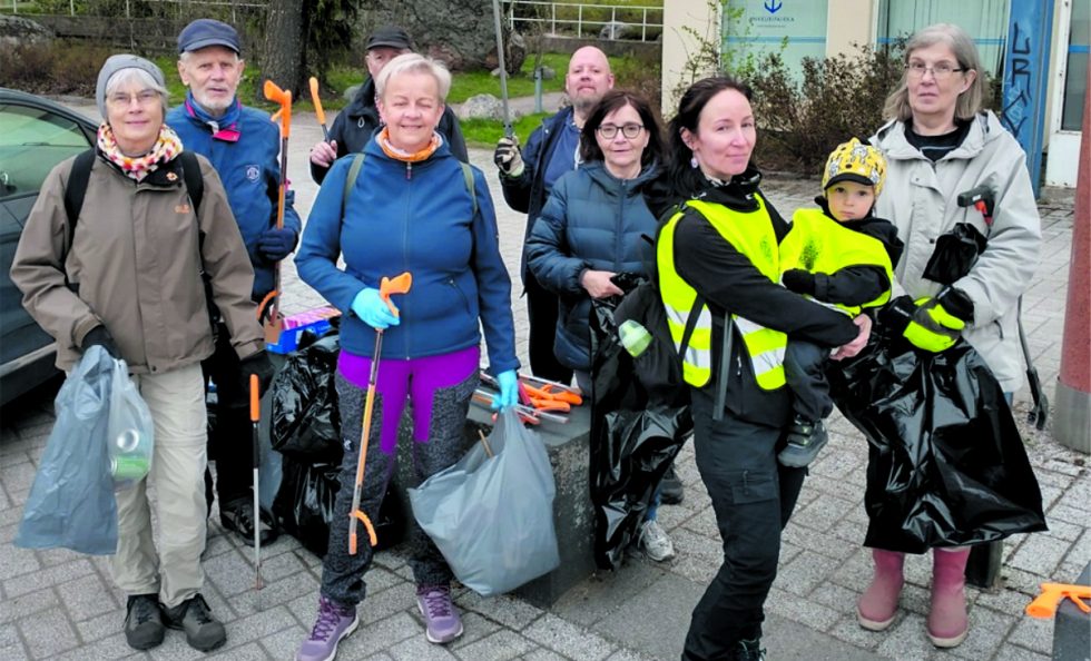 Kuvassa osa Rastilan roskatalkoolaisista, joista nuorin Aarnikin on jo talkookonkari.