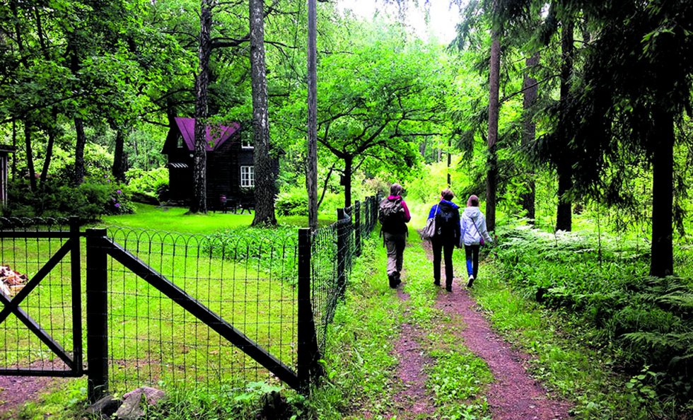 Ulkoilijoita Vartiosaaressa. Kuva: Kaisa Pajanen