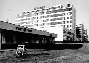 Vuotalon aulassa on nähtävänä 27.5. saakka vanhoja kuvia Vuosaaresta 1960-luvulta lähtien. Kuvassa ns. Raken ostari Ulappasaarentiellä, takana asunnoiksi nyt muutettu entinen Shellin pääkonttori. Kuva: Vuosaari-lehden arkisto