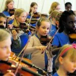 Vuomun viuluryhmien konsertti Sasekalla veti salin täyteen