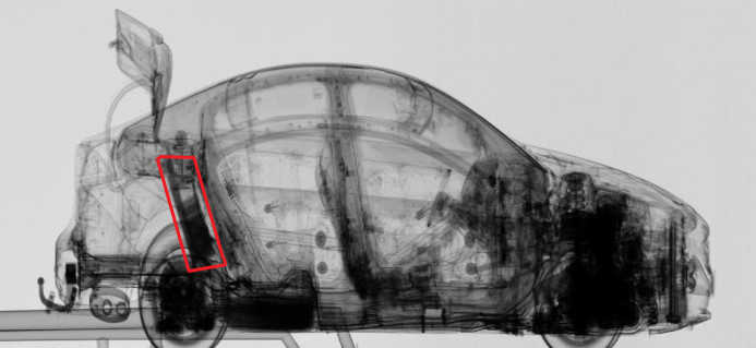 Auton takakonttiin rakennettu piilo merkattuna auton läpivalaisukuvassa. Kuva: Tulli