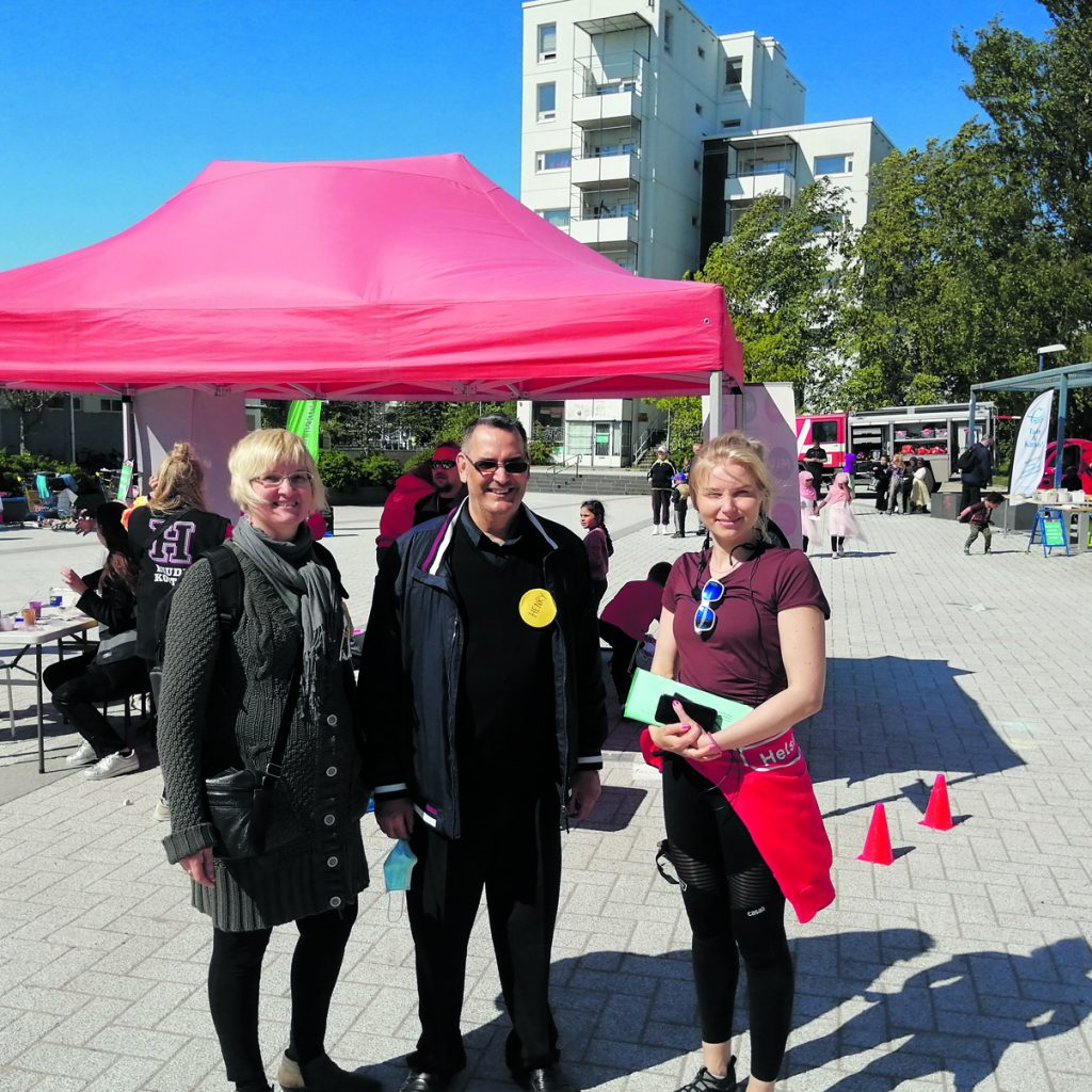 Vasemmalta yhdyskuntatyöntekijä Minna Suoknuuti, sosiaaliohjaaja Henry Bollström ja lähiöliikuttaja Elina Häyrinen. 